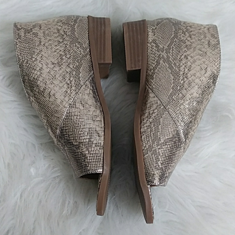 New MATA Cut Out Snakeskin Stacked Heel Sandal - Picture 3 of 7
